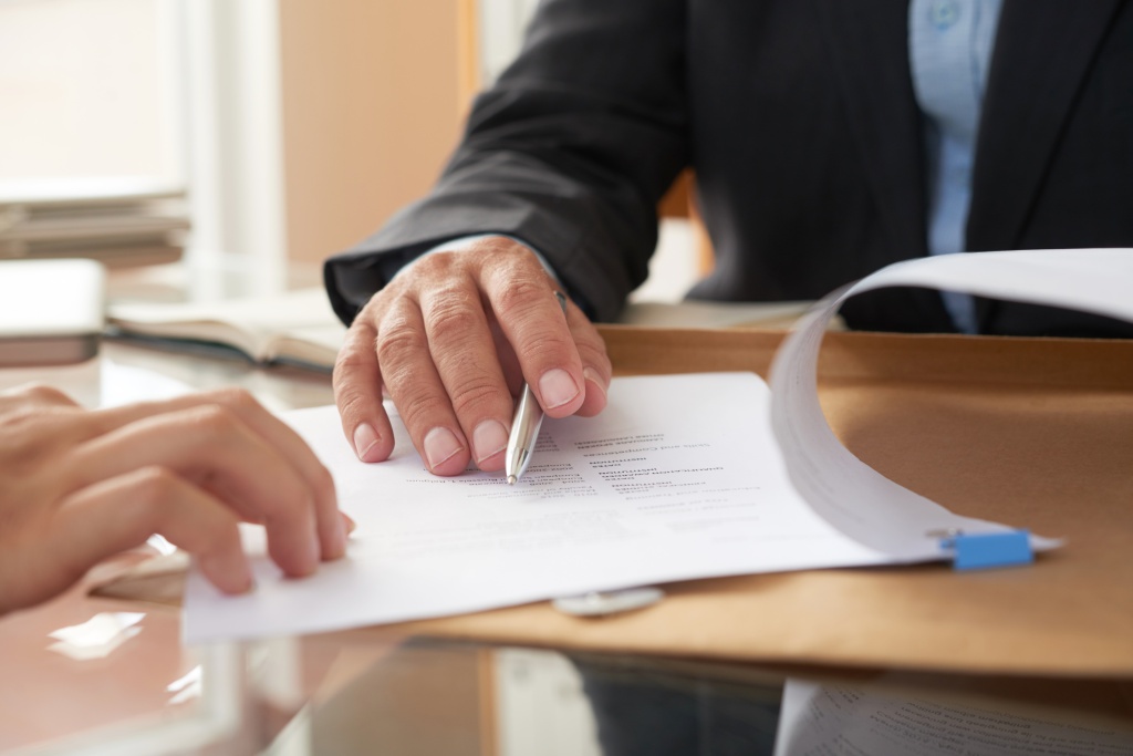 business-people-signing-contract.jpg подпись