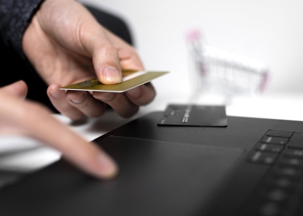 top-view-online-shopping-concept.jpg палец