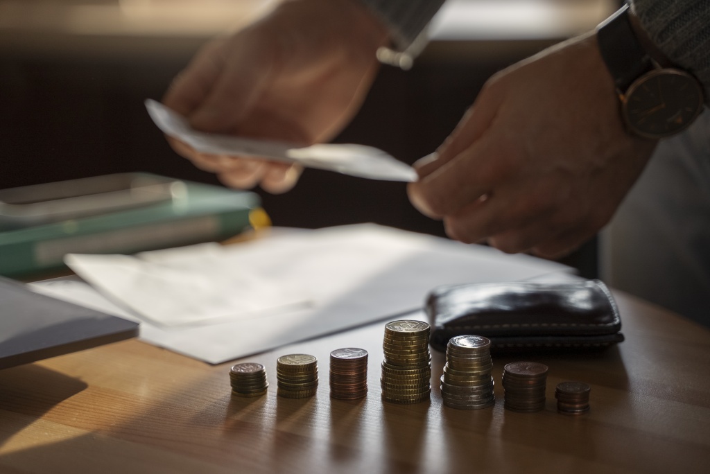 close-up-coins-saved-energy-crisis-expenses.jpg монеты