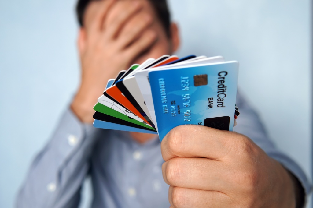 confused-man-looking-many-credit-cards-uncertain-which-one-choose-blue-background-young-man-is-holding-stop-credit-debit-cards-pensive-pose-guy-chooses-card-pay.jpg мужчина
