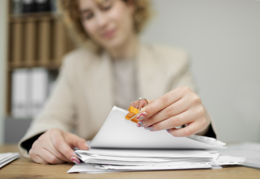 young-adult-organizing-documents.jpg женщина
