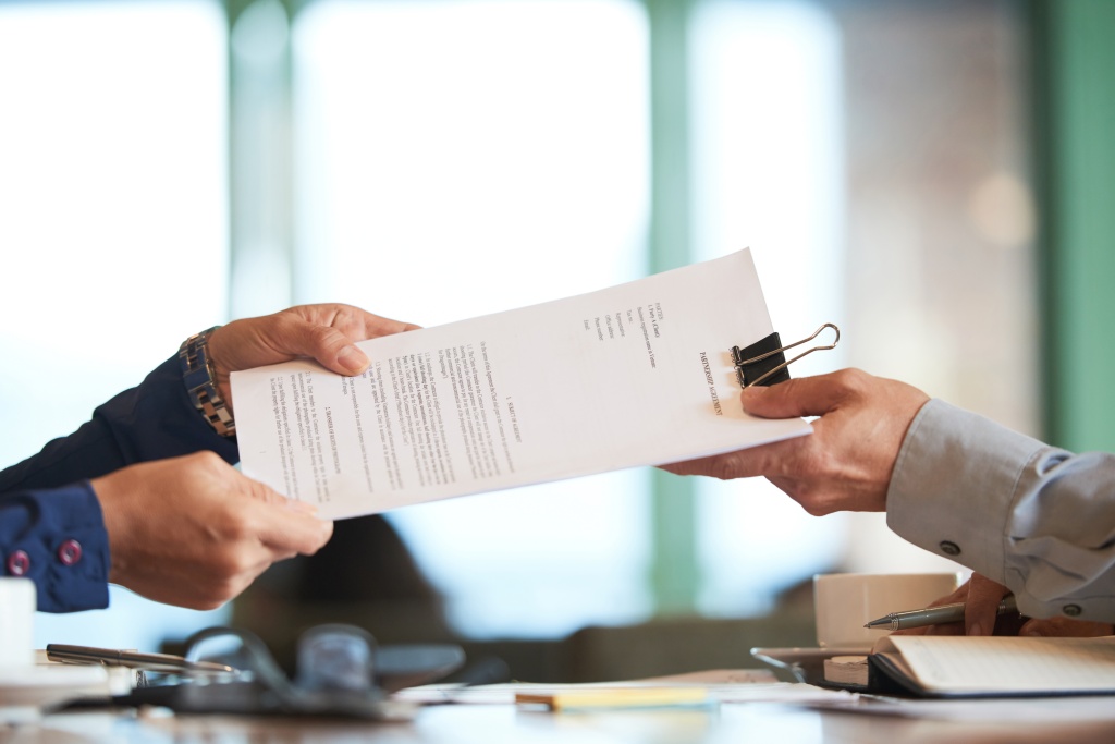 closeup-hands-passing-contract-unrecognizable-businessman.jpg бумаги