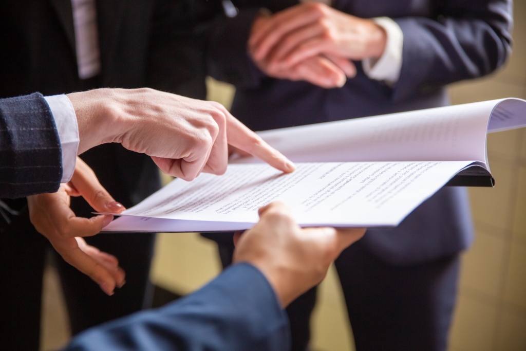 cropped-view-businesswomen-reading-document.jpg заявление