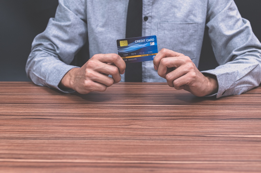 man-holding-credit-card.jpg кредитка