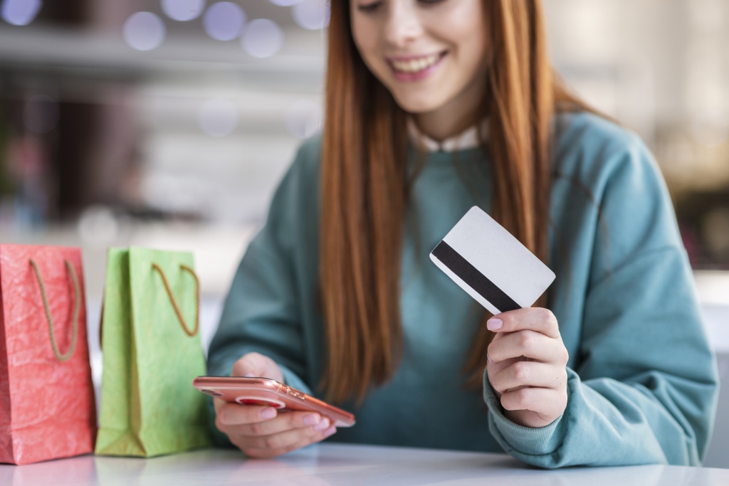 redhead-woman-holding-phone-credit-card.jpg пакеты